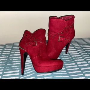 GbG by Guess 4 inch heel with gold trimming